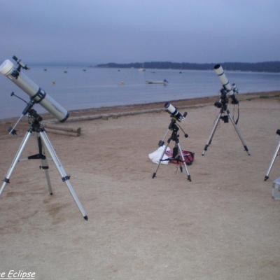 Plusieurs lunettes et télescopes